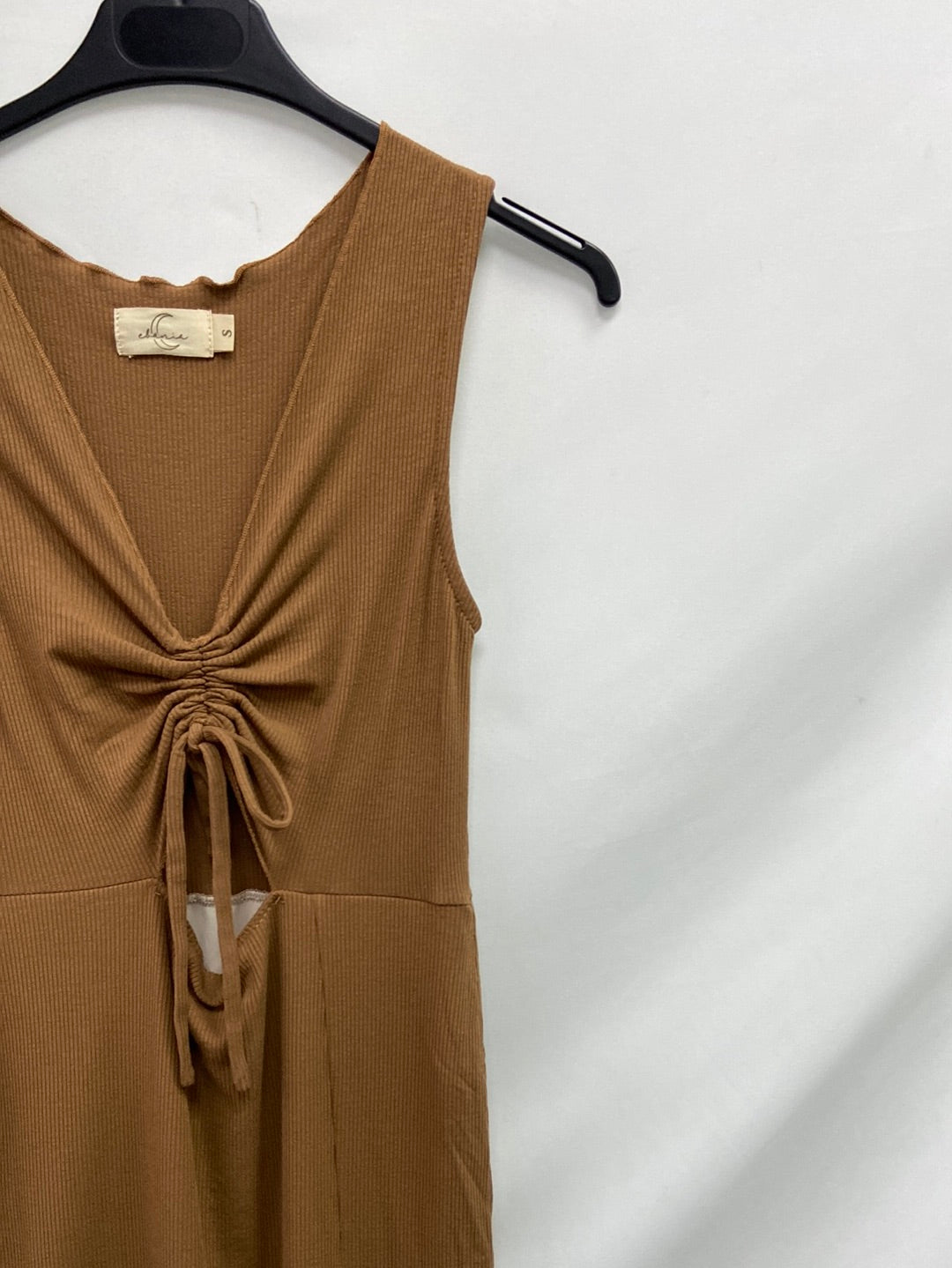 EBANIA.Vestido punto camel cut out T.s