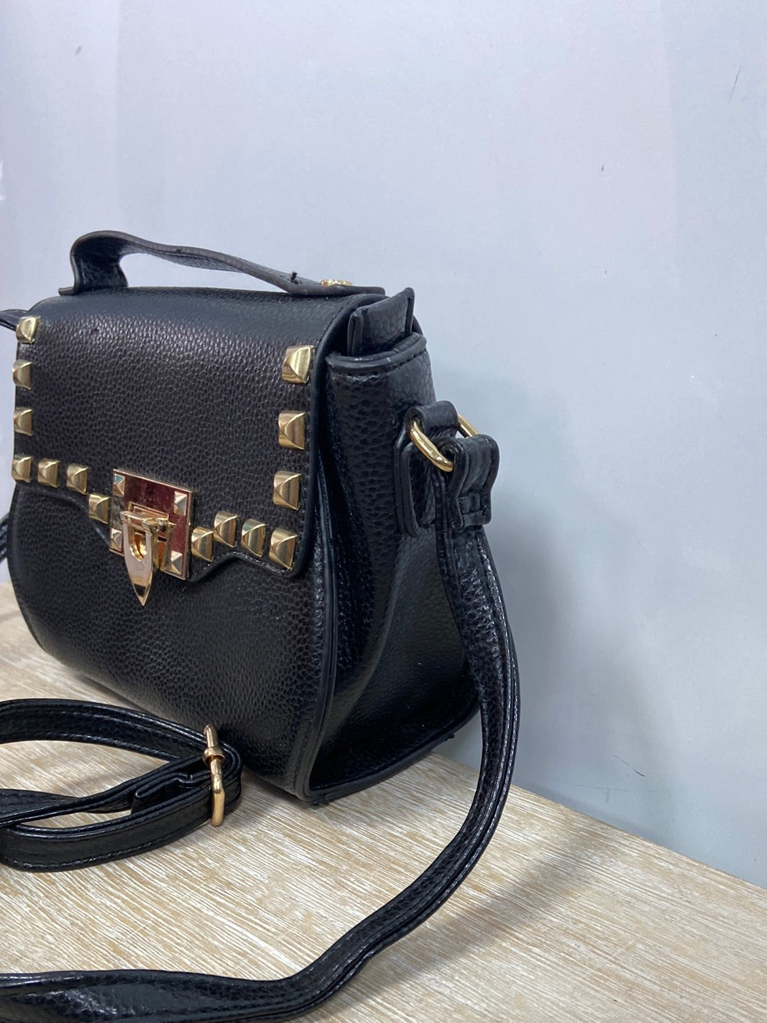 MONTSAINT.Bolso negro tachuelas