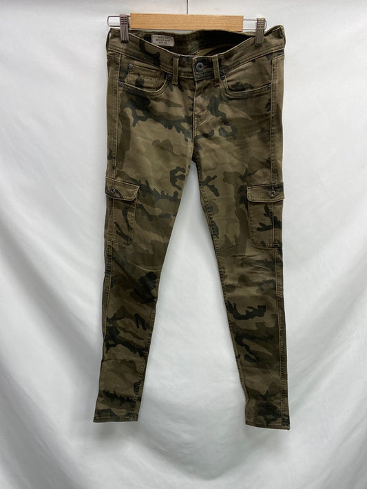 PEPE JEANS. Pantalones camuflaje