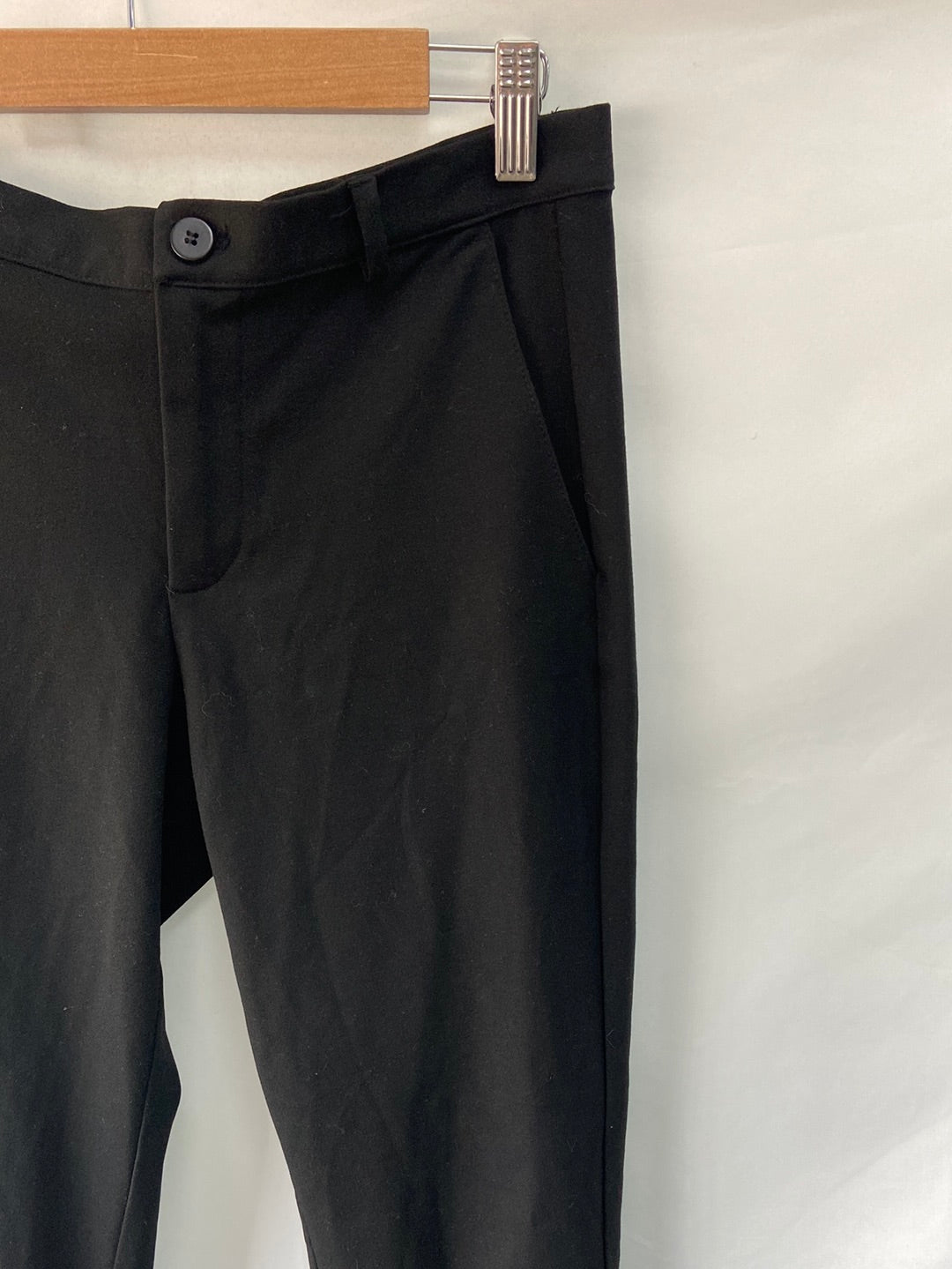 ZARA. Pantalón negros básico T.36