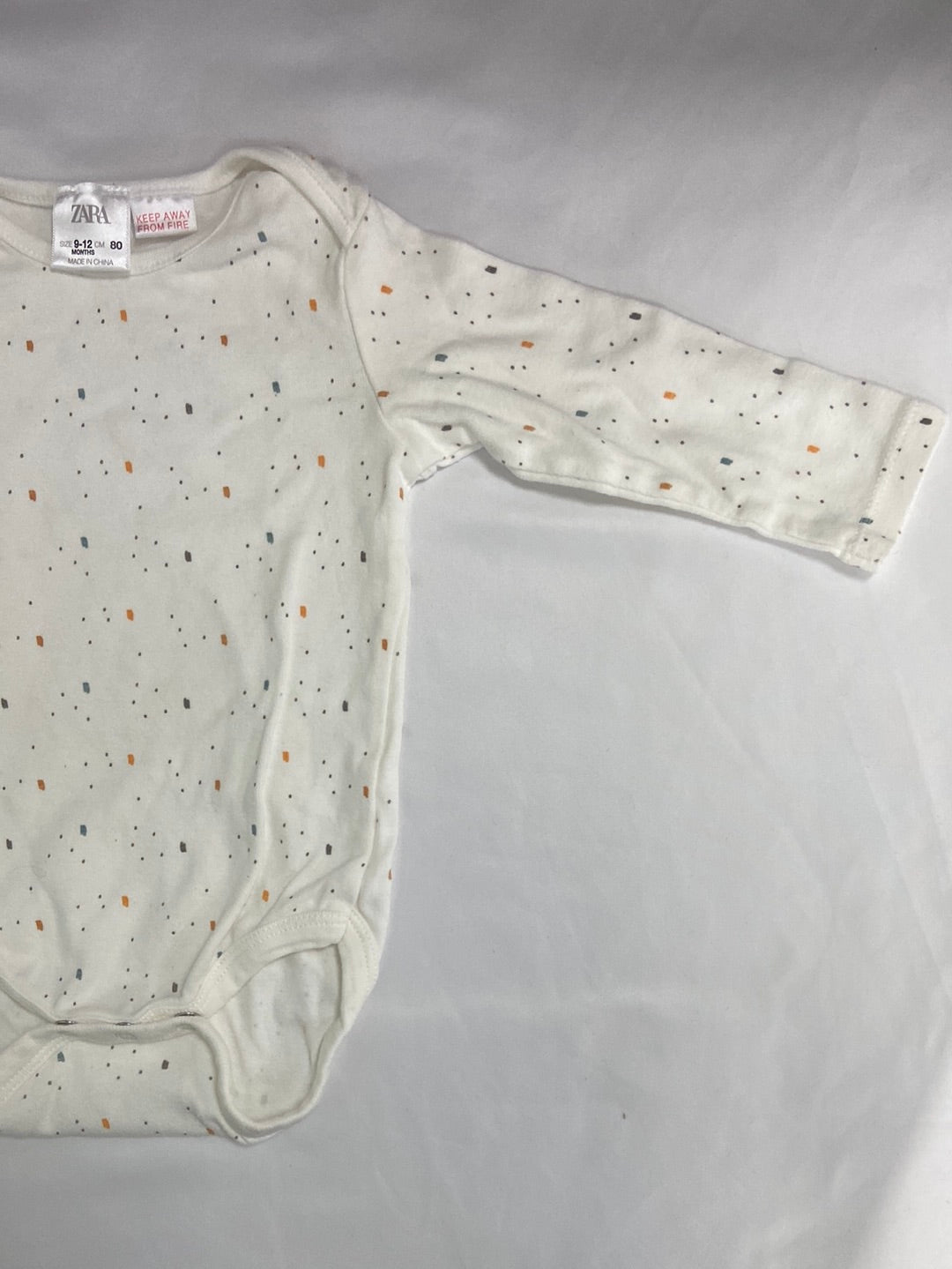 ZARA.Body blanco puntitos T.9-12 meses