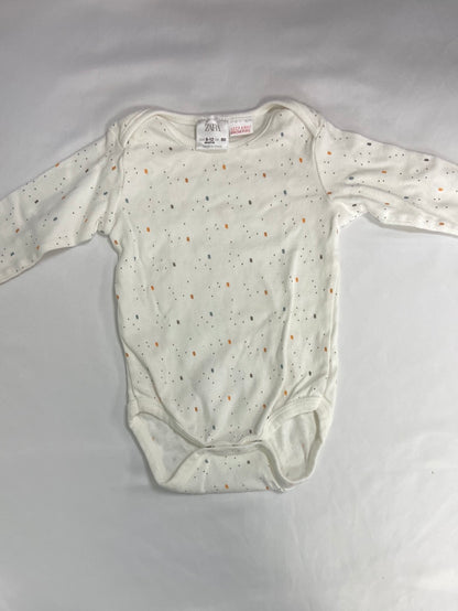 ZARA.Body blanco puntitos T.9-12 meses