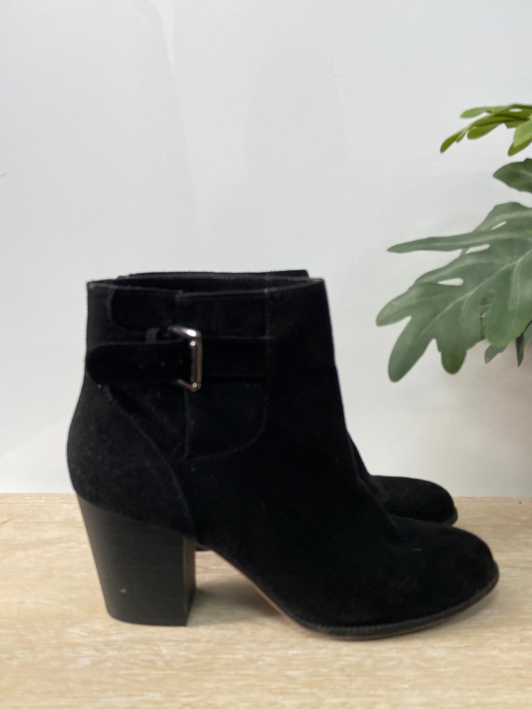 BERSHKA. Botin negro antelina hebilla T.38