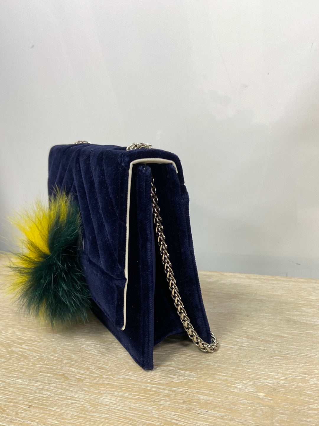 TITA MADRID.Bolso azul terciopelo pompón