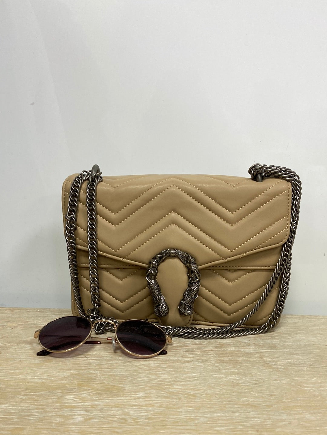 OTRAS.Bolso beige acolchado cadena