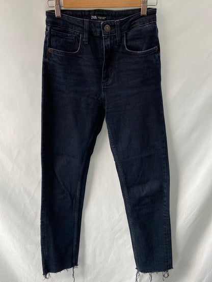 ZARA.Pantalones denim oscuro T. 34