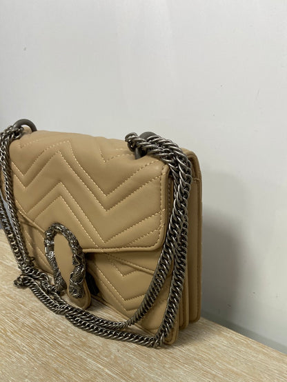 OTRAS.Bolso beige acolchado cadena